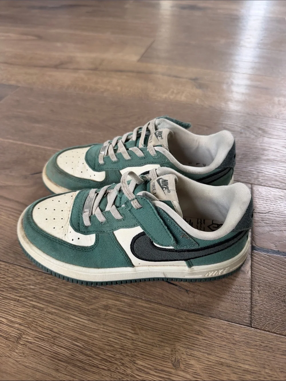 Nike Kids Force 1 Low Sneakers in Green and Cream